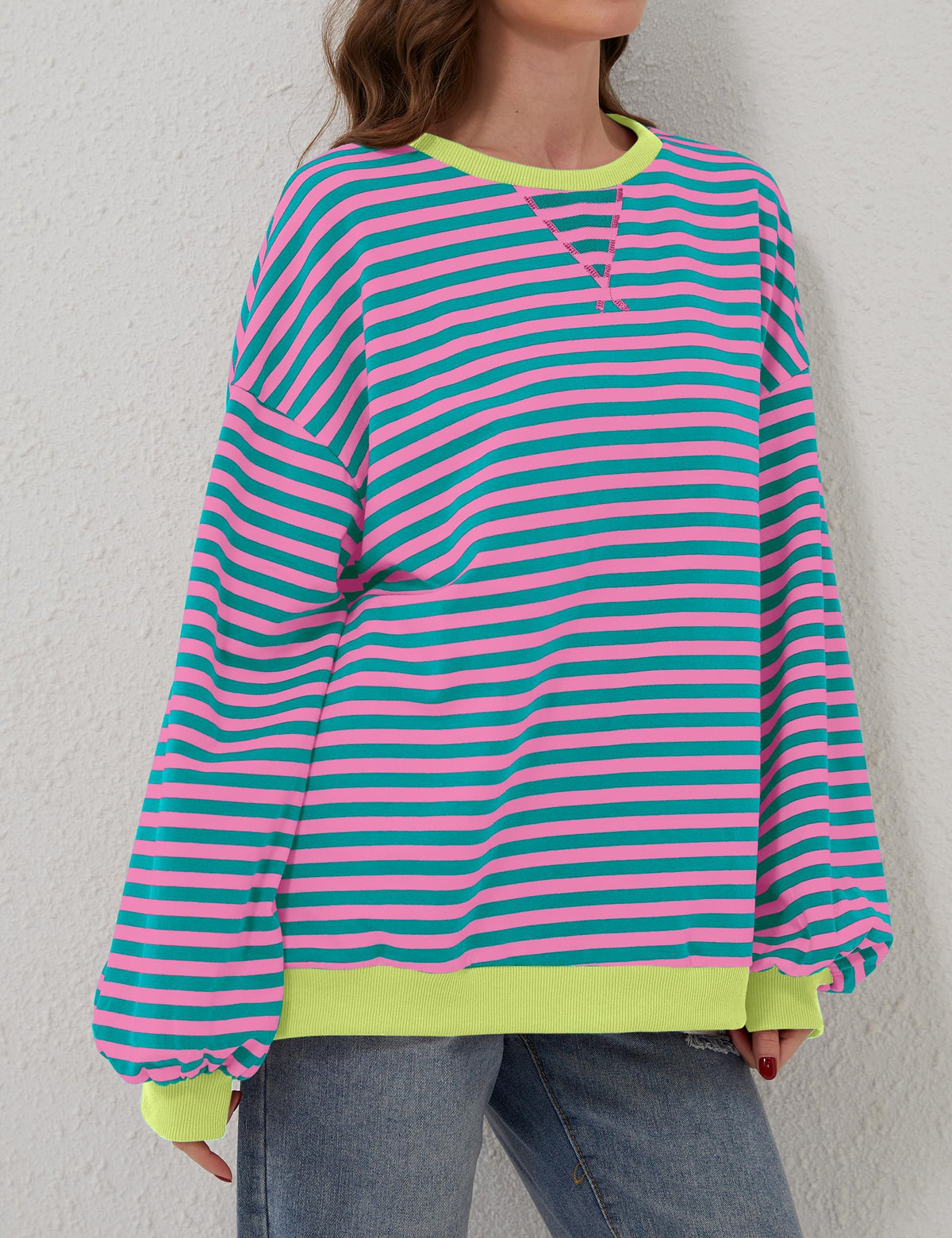 Gestreifter Damen-Oversize-Pullover mit Rundhalsausschnitt