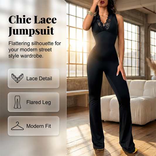 Elegantní kombinéza s krajkovým výstřihem do V a rozšiřujícími se nohavicemi