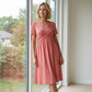 👗 Dámské dlouhé šaty s výstřihem do V a krátkými rukávy 🌸 Elegantní splývavý střih, pohodlný materiál a nenáročný styl pro každodenní nošení